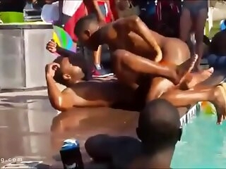 sexo na piscina em publico Joyous Strip